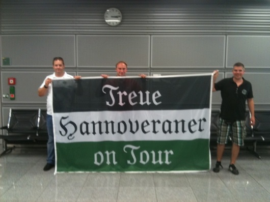 Fan Fahne Treue Hannoveraner on Tour